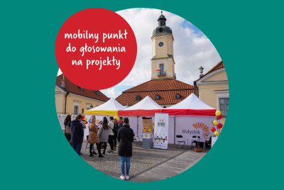 Grafika zaiwerajaca zdjęcie ratusza miejskiego i stojących przed nim namiot&oacute;w.