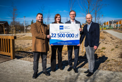 Zdjęcie os&oacute;b trzymających tablicę z napisem: "Zadecyduj jak wydać 22 500 000 zł"