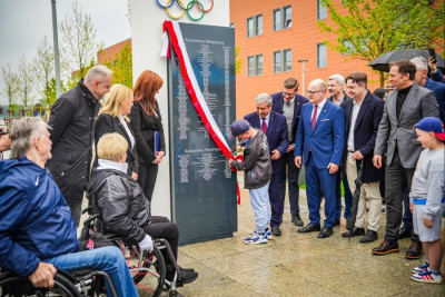 Zdjęcie z odsłonięcia tablicy z nazwiskami szczecińskich medalist&oacute;w igrzysk olimpijskich i paraolimpijskich