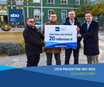 Zdjęcie przed urzędem miasta czterech mężczyzn w tym Łukasza Kadłubowskiego &ndash; zastępcy prezydenta Miasta Szczecin oraz Jakuba Baranowskiego kierownika Biura Partycypacji Społecznej, z plakatem SBO 