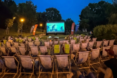 Zdjęcie kina plenerowego na osiedlu Zawadzkiego