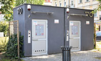 toaleta publiczna w specjalnym budynku